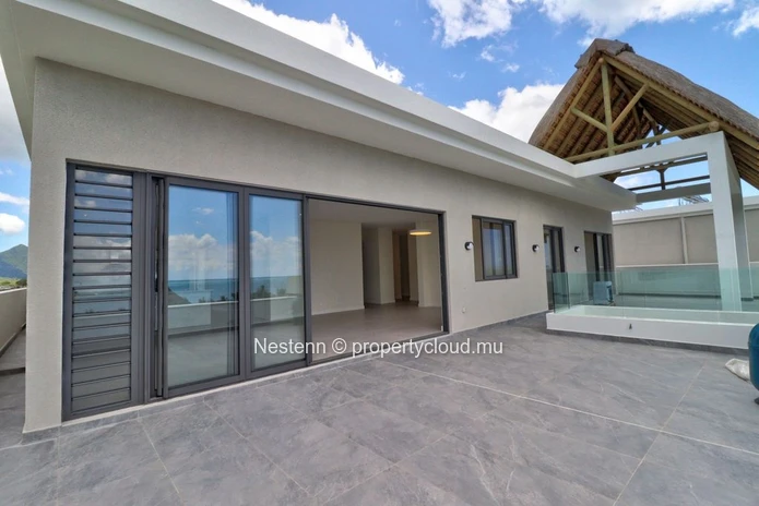 4-bedroom penthouse with sea and mountain views