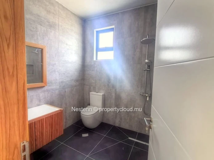 Villa moderne de 4 chambres : intérieur non meublé, cuisine entièrement équipée
