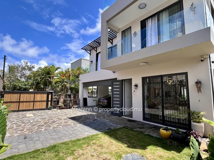 Modern 6-bedroom villa with sea views and pool 