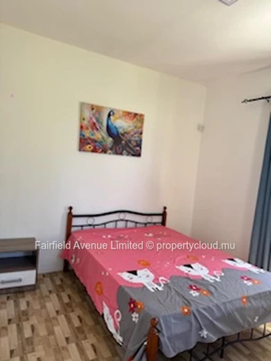 Appartement meublé à louer à Calodyne, 2 chambres, parking, jardin, proche écoles et commerces. Prix Rs 22 500.