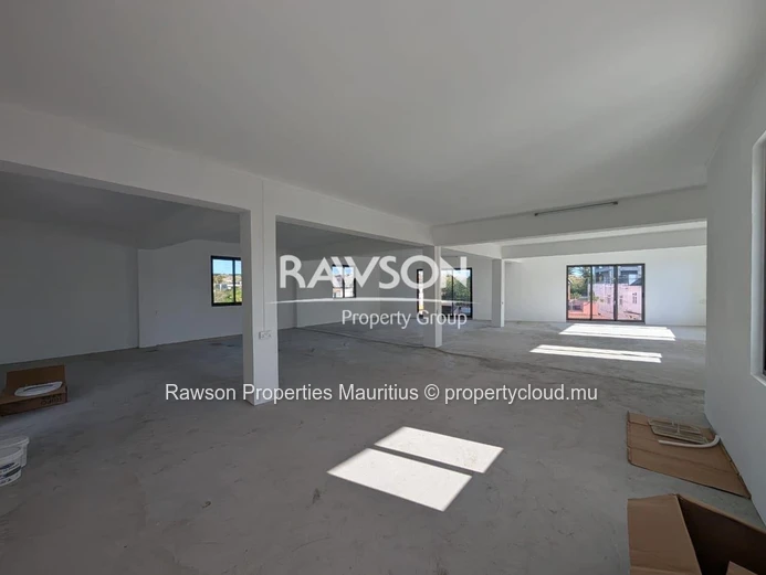 Local Commercial Stratégique Au Premier Étage | 180 M² | Bâtiment Neuf | The Vale