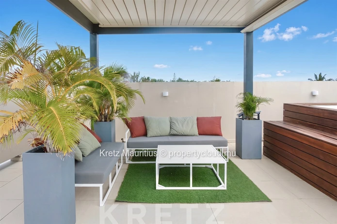 Exceptional Penthouse with Private Rooftop Pool in Pereybère (Sole Mandate)