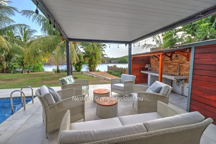 Spacieux et lumineux appartement de 300 m2 avec piscine et jardin en bord de rivière