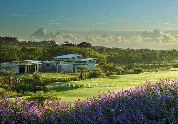 Terrain résidentiel de 2121 m2 sur golf avec vue mer et montagne