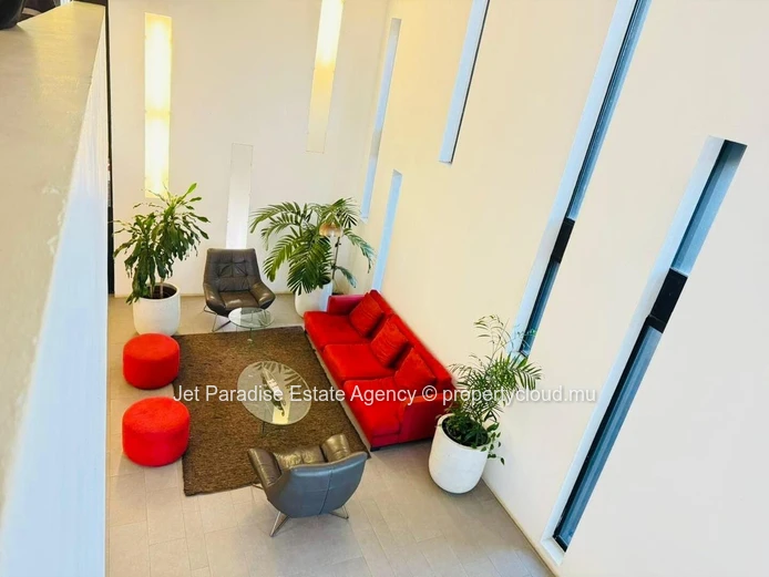 Bureau à louer à Ebène, 63m², accès handicapé, parking, meublé, climatisé.