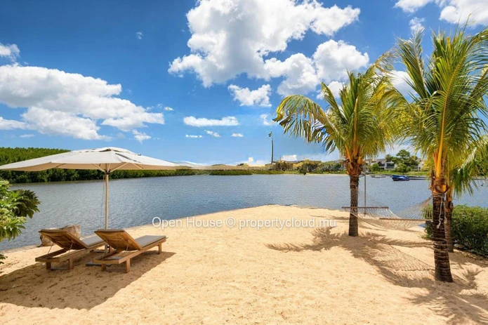 Waterfront villa for sale in the unique Marina of the island, 395m², pool, 12m boat mooring, 5 bedrooms.