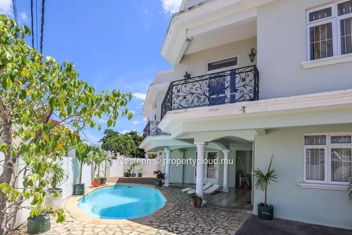Appartement de 3 chambres à seulement 2 minutes de la plage, avec tout le confort moderne et piscine.