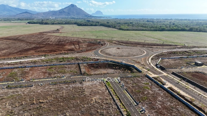 For Sale - A Plot Of Land In Magenta Parkside, Cascavelle | 569.93 M2 | Rs. 7M