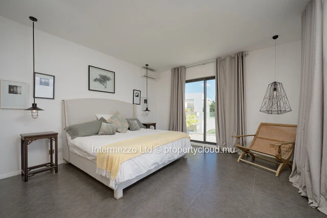 Beachfront Penthouse in Pereybère – 384 m², Plunge Pool