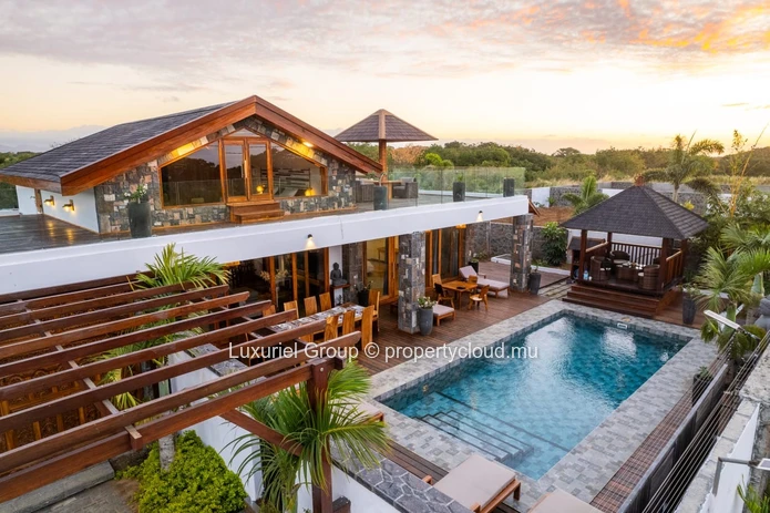 Magnifique Villa Balinaise de 4 Chambres en Suite