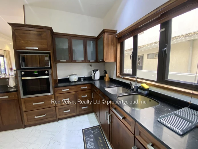 Maison de plain-pied entièrement meublée de 3 chambres à louer à Ébène