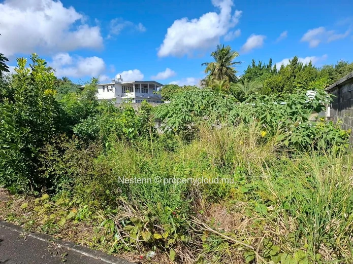 Terrain à vendre à Solférino, 270 m², idéal pour votre future maison.