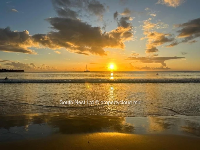 Beachfront ground floor big apartment available to foreigners 