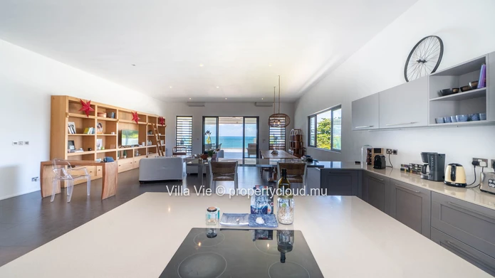 Pereybere – Exceptional penthouse with sea view and direct beach access