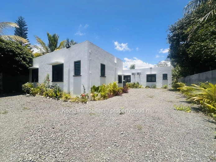 Maisons Tropicales Au Bord De La Rivière