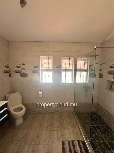 ALBION – À VENDRE – Spacieuse villa familiale avec appartement indépendant, piscine et garage
