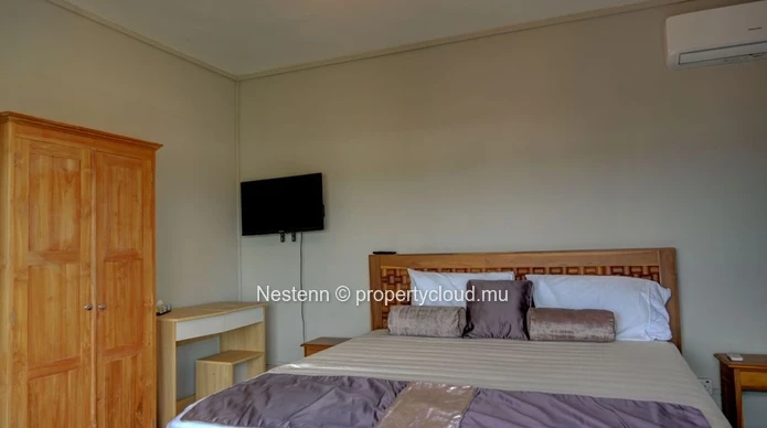 Charming 3-bedroom en-suite townhouse with swimming pool 