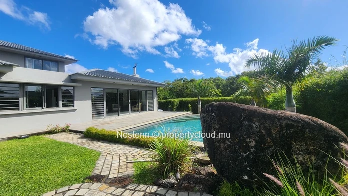 Belle villa moderne de 4 chambres à Moka, récemment rénovée avec piscine privée, cuisine américaine et vue sur la mon...