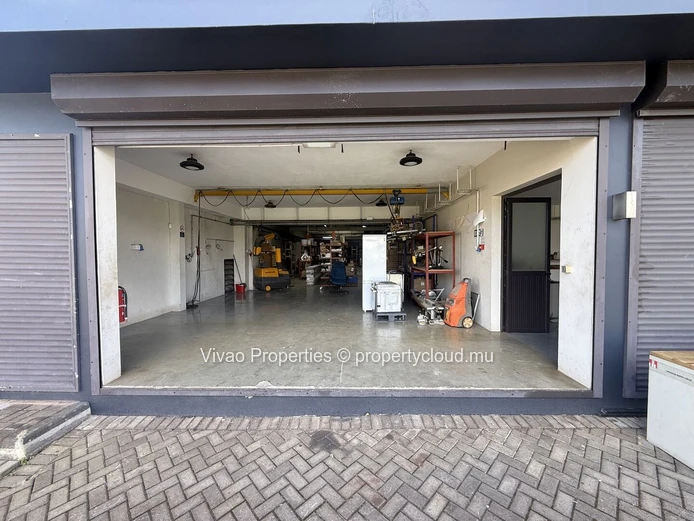 Bâtiment industriel de 1670m² à vendre à Phoenix avec un terrain de 4560m² - Rs 100m