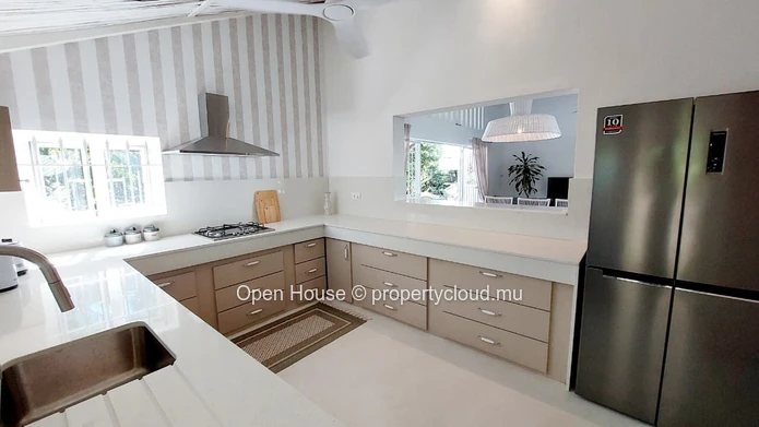 Villa meublée de 3 chambres avec piscine à louer à Calodyne