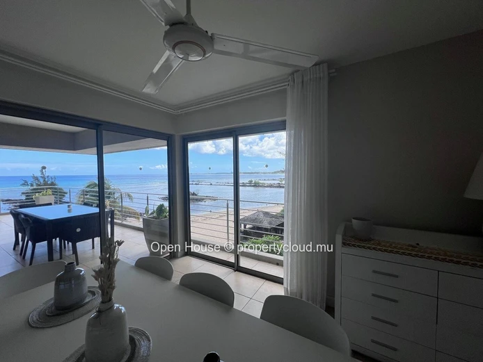 Penthouse pieds dans l'eau, vue panoramique sur la mer et la plage de trou aux biches, 3 chambres en suite. Piscine.