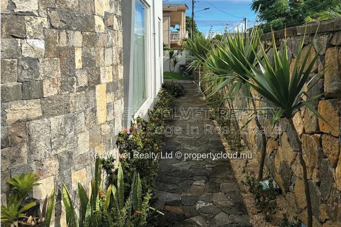 Spacieuse maison de 5 chambres à vendre | Piscine et jardin | Emplacement central