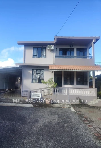 House / Villa - 7 Bedrooms - 325 m² Beau Bassin, Center