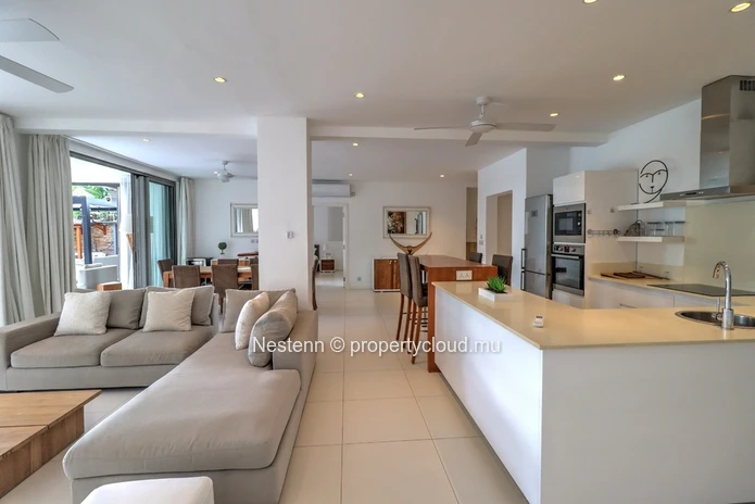 Spacieux et lumineux appartement de 300m2 avec jardin et piscine en bord de rivière