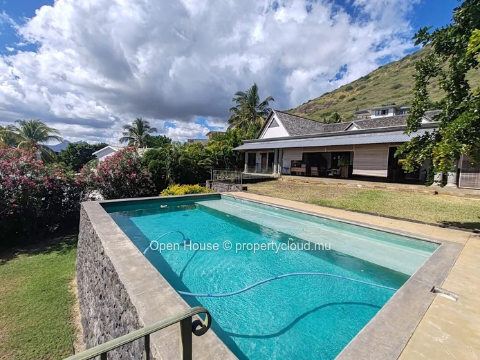 MAURITIAN VILLA for sale in Tamarin, Black River. 390m², 4 bedrooms, private pool, equipped kitchen, garden. 