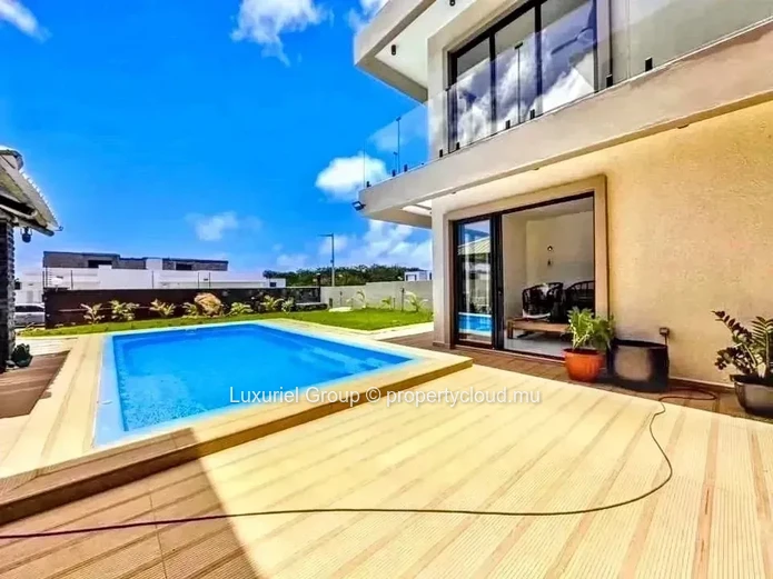 Contemporary Villa T5 Quality Furniture 4Bed Swimming Pool Kiosk