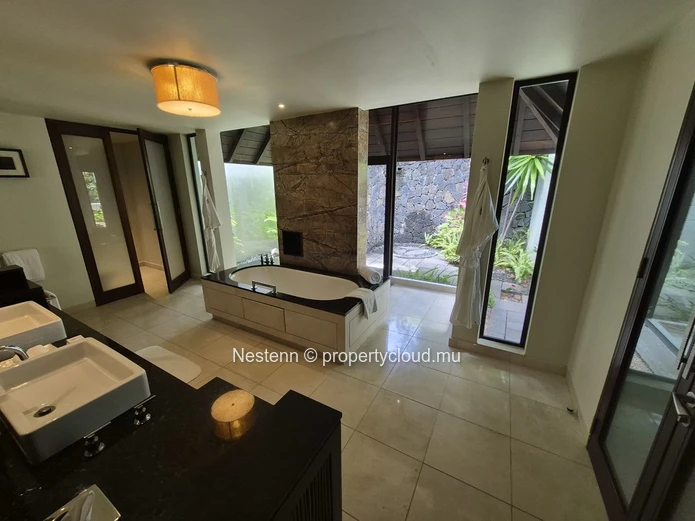 Luxueuse villa moderne avec piscine privée et accès au front de mer