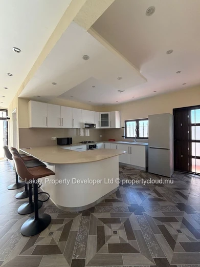 Maison meublée 4 chambres avec piscine à louer à Calodyne