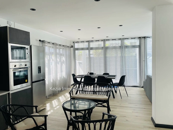 Duplex Contemporain Avec Piscine Privée