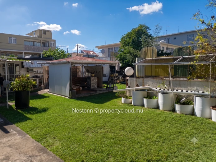 Villa traditionnelle avec 1 chambre, piscine privée, garage et grand jardin. Nécessite des travaux de rénovation. Pro...