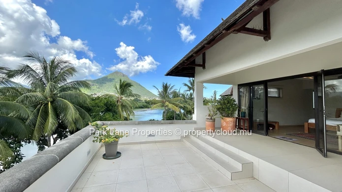 Unique 4-Bedroom Villa steps from Tamarin Beach