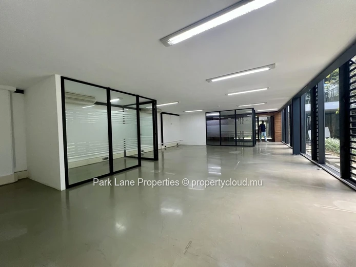 Bureaux modernes  à Phoenix – Rez-de-chaussée + Mezzanine – emplacement stratégique et cadre verdoyant