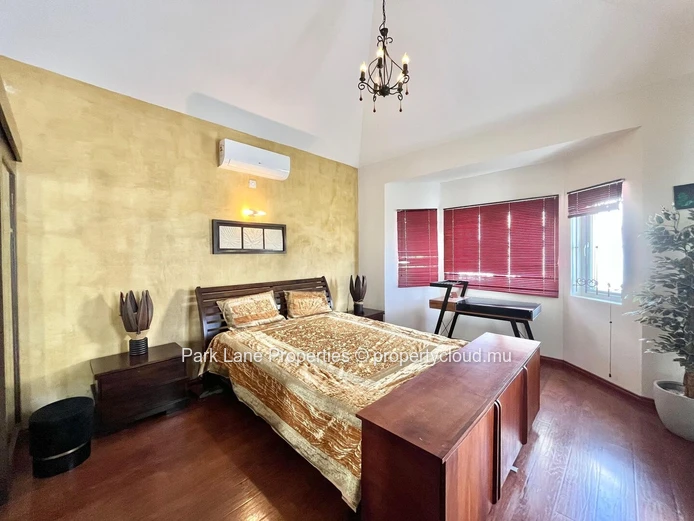 Maison familiale en résidence sécurisée à vendre à Ebène