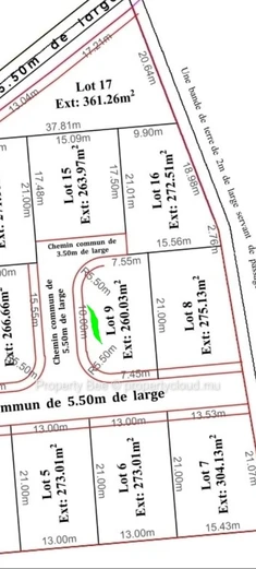 Parcelle en "coin" desservie par des routes d'accès communes sur 3 de ses faces