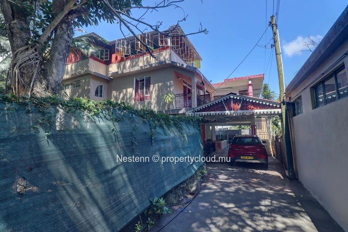 Maison traditionnelle semi-meublée avec vue sur les montagnes et un beau potentiel de rénovation!
