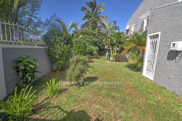 Charming 4-Bedroom Family Home with Pool – Walking Distance to Blue Bay Beach