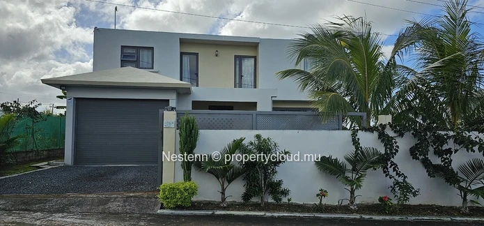 Well-located 4-bedroom house with garage & terraces