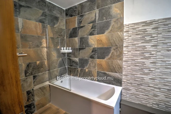 Appartement moderne de 2 chambres avec salle de bains privative et piscine