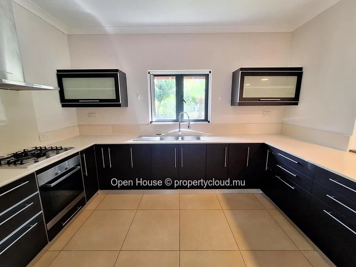 Villa PDS de 497 m² avec piscine à vendre à Rivière Noire