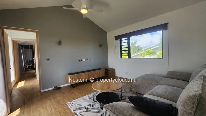 Belle villa moderne de 4 chambres à Moka, récemment rénovée avec piscine privée, cuisine américaine et vue sur la mon...