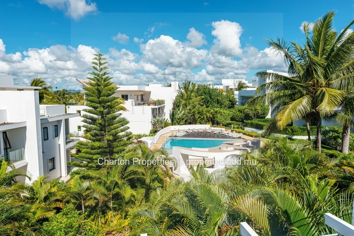 An elegant parenthesis between private garden and sea horizon