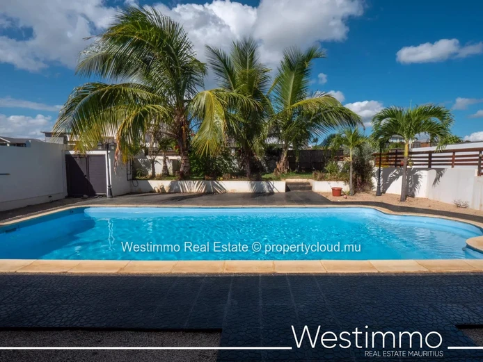 4-bedroom house with cinema and pool for rent in Flic en Flac