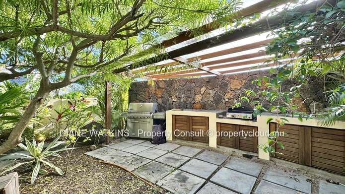 À Vendre - Spacieuse Villa d'Inspiration Balinaise à Rivière Noire