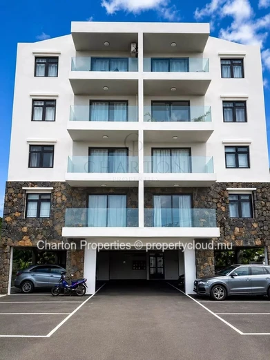 Two-bedroom apartment with shared pool near Peyrebère beaches