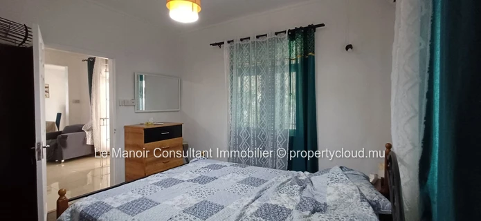 Villa for sale with private swimming pool not far from London supermarket, close to all amenities. 