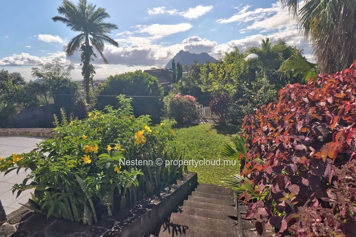 Spacieuse villa traditionnelle en triplex à Sodnac avec 4 chambres, vue sur la mer et la montagne, proche des commodi...